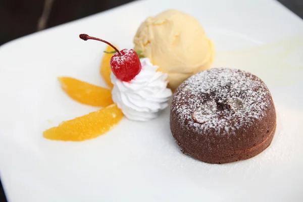 Pastel de Lava de Chocolate con helado y fruta —  Fotos de Stock