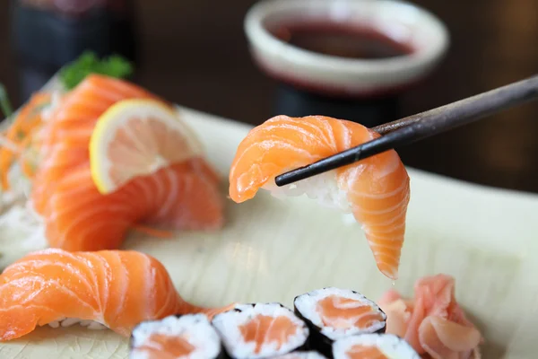 Ensemble de Sushi au saumon — Photo