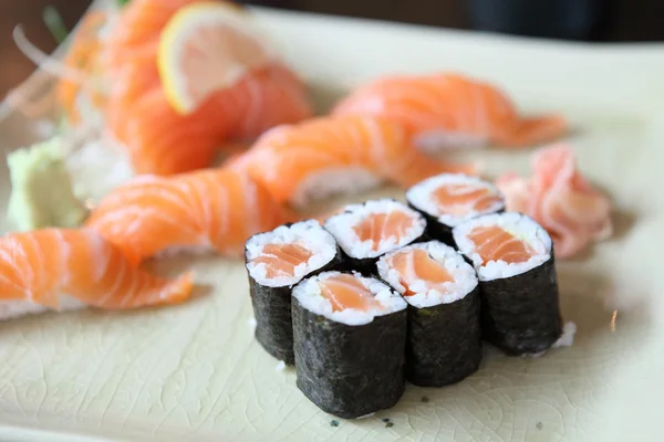 Conjunto de sushi de salmão — Fotografia de Stock