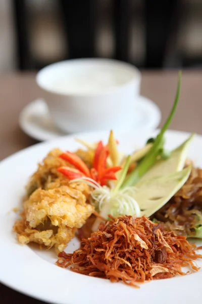 Jusmine rice in iced water such deep fried pork, onion, chili. A — Stock Photo, Image