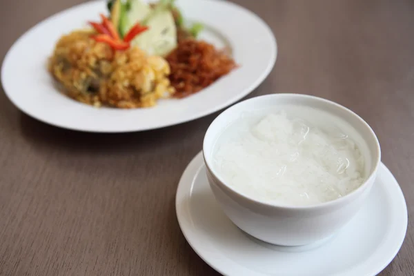 Jusmine rice in iced water such deep fried pork, onion, chili. A — Stock Photo, Image