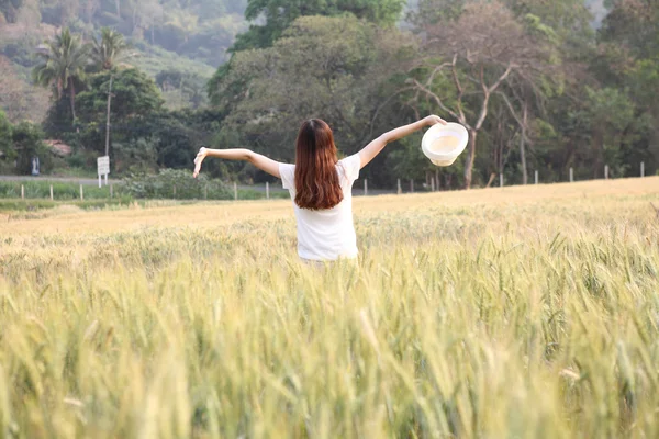 Jovem mulher sorridente no campo com trigo — Fotografia de Stock
