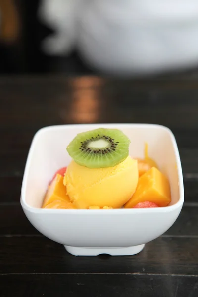 Scoops of mango ice cream fruit — Stock Photo, Image