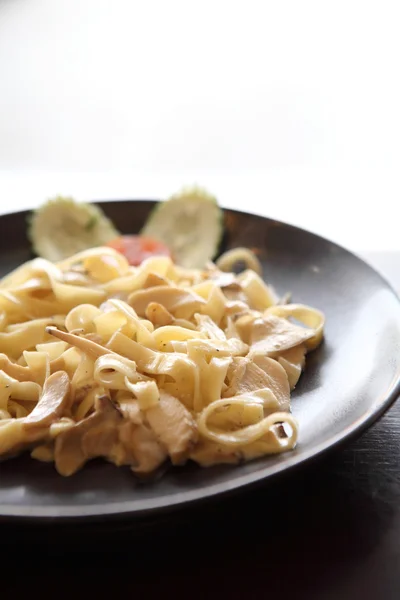 Fettuccine con pollo e panna — Foto Stock