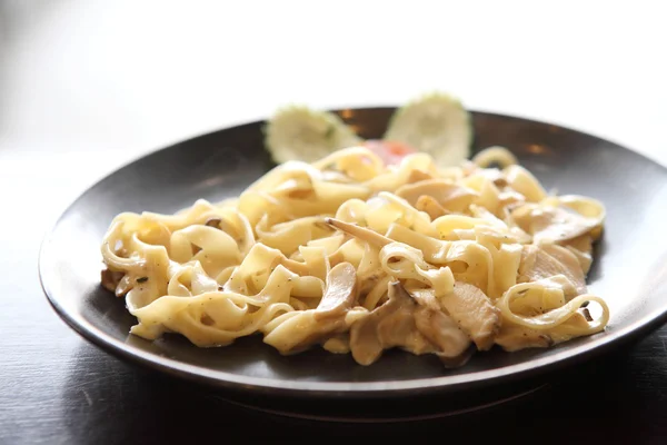 Fettuccine con pollo y crema — Foto de Stock