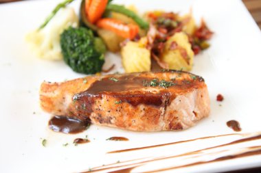 Sebzeli ızgara somon bifteği