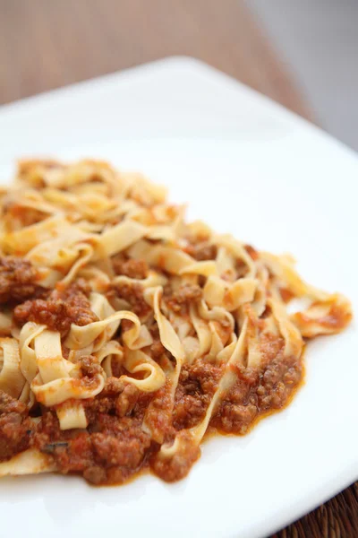 Fettuccine de espaguetis con salsa de carne —  Fotos de Stock