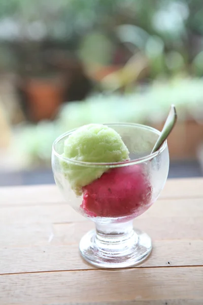 Lime och jordgubbar glass — Stockfoto