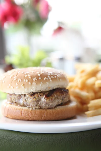 Hamburger mit Rindfleisch — Stockfoto