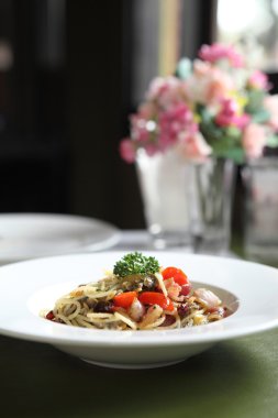 pastırma ve midye makarna