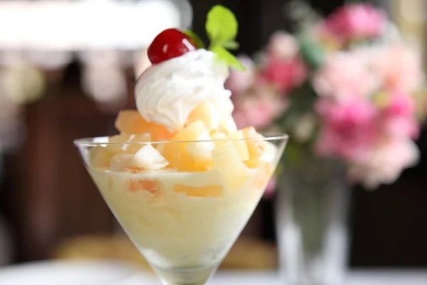 Fruit with vanilla ice cream — Stock Photo, Image