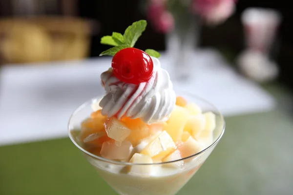 Meyve vanilyalı dondurma ile — Stok fotoğraf