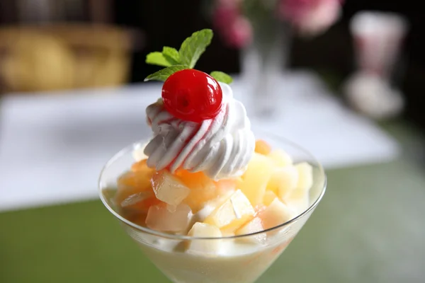 Frutta con gelato alla vaniglia — Foto Stock