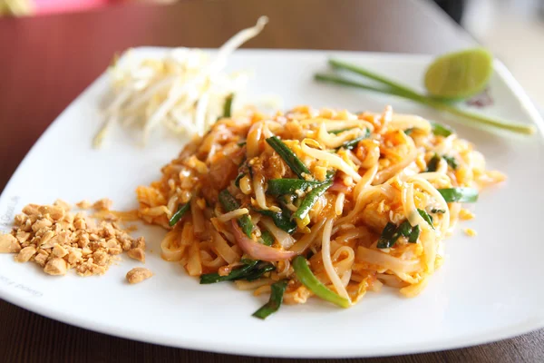 Thais eten padthai gebakken noedels met garnalen — Stockfoto