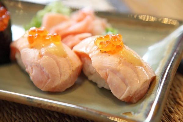 Суши из лосося на гриле — стоковое фото