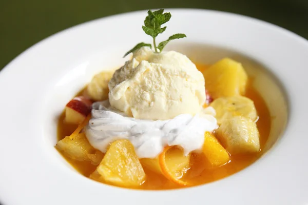 Mezcla de frutas flambe plátano naranja y manzana con helado —  Fotos de Stock