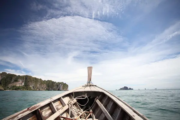 Море с лодкой — стоковое фото