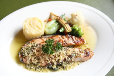 Sebzeli ızgara somon bifteği