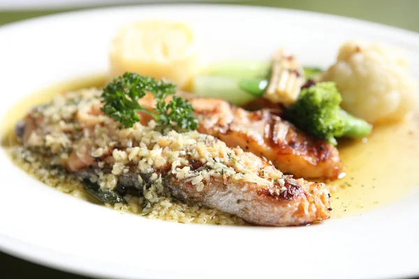 Bistecca di salmone alla griglia con verdure — Foto Stock