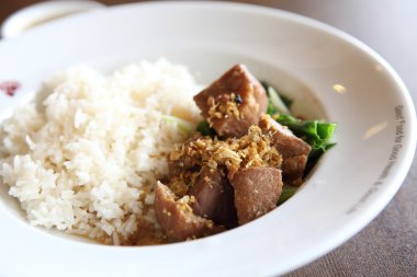 pirinç haşlanmış domuz rostosu