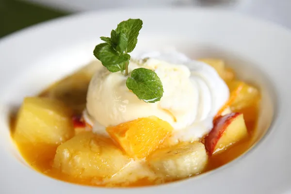 Mezcla de frutas flambe plátano naranja y manzana con helado —  Fotos de Stock