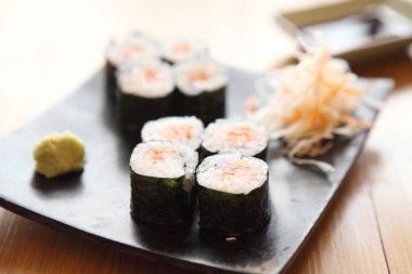 somon maki sushi