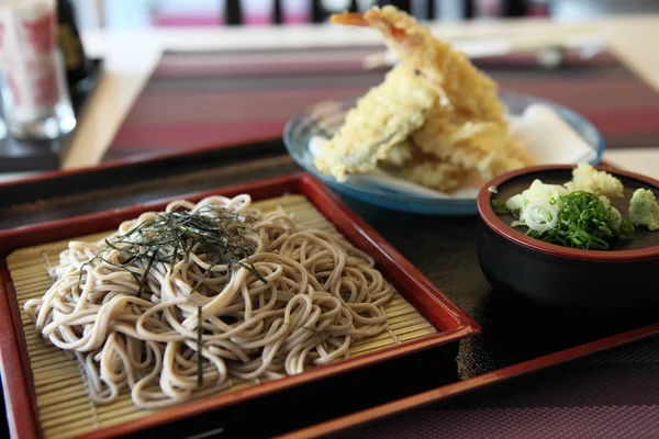 Soba Nudeln mit gebratenen Garnelen — Stockfoto