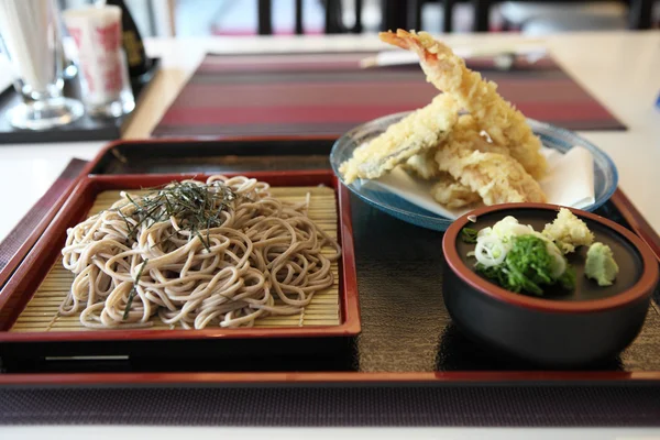 Soba Nudeln mit gebratenen Garnelen — Stockfoto