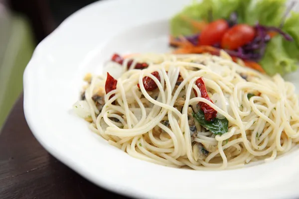 Spagetti szalonnával és kagyló — Stock Fotó