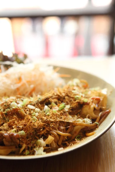 Cuisine japonaise, nouilles frites Yakisoba — Photo