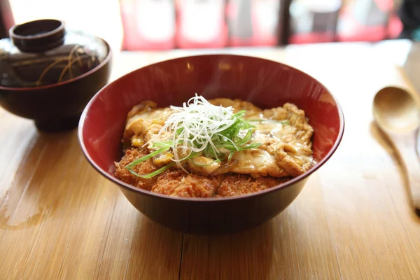 Katsudon-일본 빵 가루 입힌 것 깊은 튀긴된 돼지고기 돈 까 스 (돈 까 스)를 — 스톡 사진