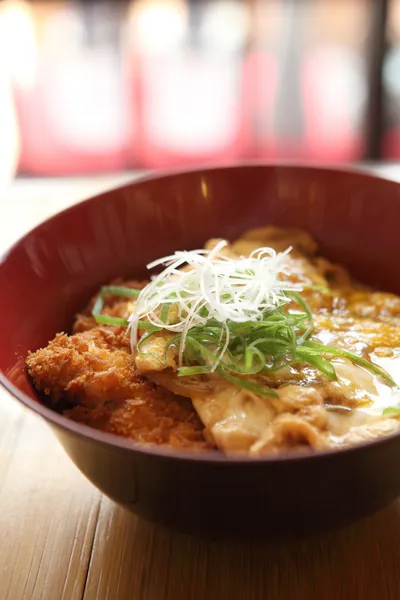 Katsudon - японський паніровці глибокий смаженого філе свинне (tonkatsu) до — стокове фото