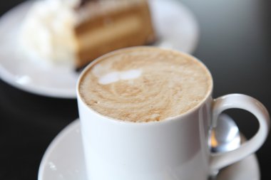 ahşap zemin üzerinde kahve