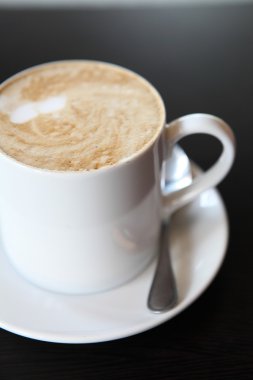 ahşap zemin üzerinde kahve