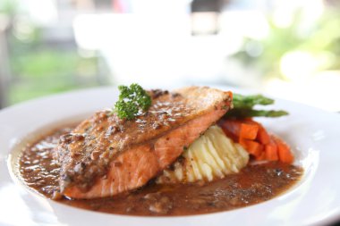 sebze ile somon füme