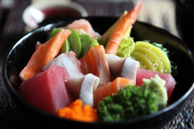 suşi don, çiğ somon balığı ahtapot pirinç