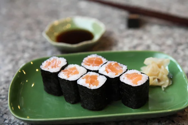 Суши из лосося маки — стоковое фото