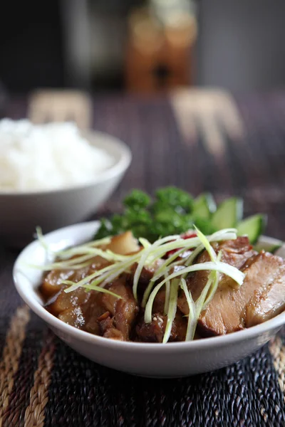 Daging babi panggang rebus dengan nasi — Stok Foto