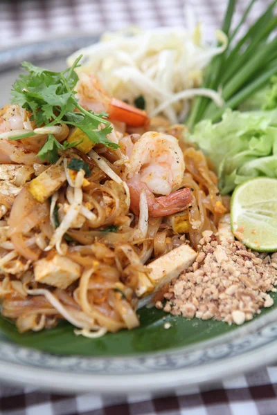 Thai food padthai fried noodle with shrimp — Stock Photo, Image