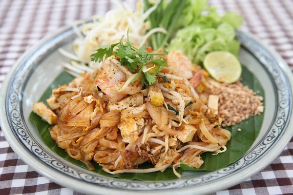 Thais eten padthai gebakken noedels met garnalen — Stockfoto