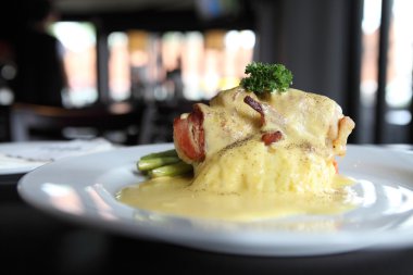 tavuk ve peynir soslu domuz pastırması