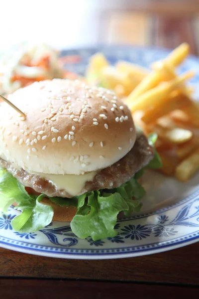 Гамбургер с картошкой фри и салатом — стоковое фото