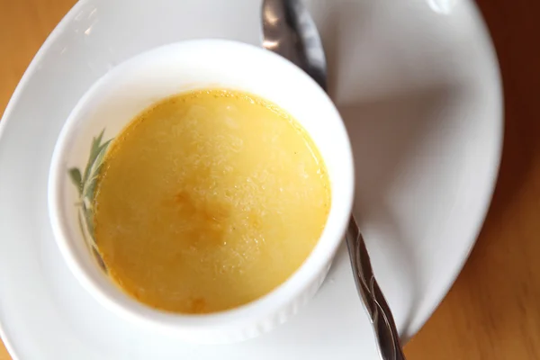 Creme brulee. traditionelles französisches Vanillecreme-Dessert mit Früchten — Stockfoto