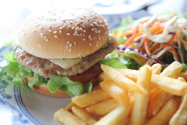 Гамбургер с картошкой фри и салатом — стоковое фото