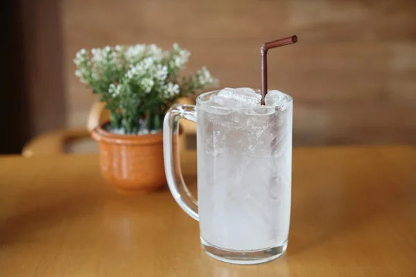 Litschi-Soda auf Holz-Hintergrund — Stockfoto