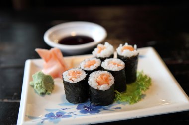 somon maki sushi