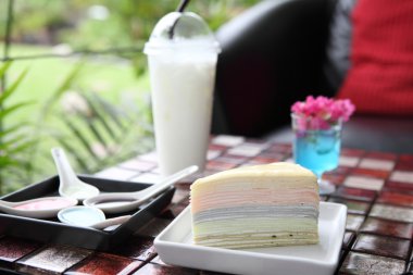 Gökkuşağı krep pasta