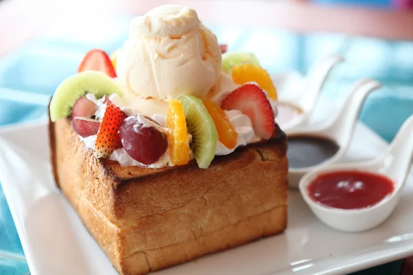 프렌치 토스트와 아이스크림, 과일 — 스톡 사진