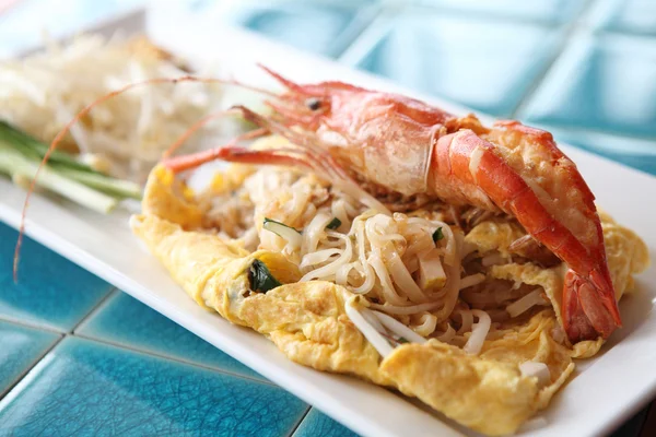 Comida tailandesa padthai macarrão frito com camarão — Fotografia de Stock