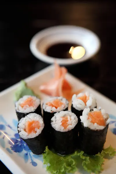 Somon maki sushi — Stok fotoğraf